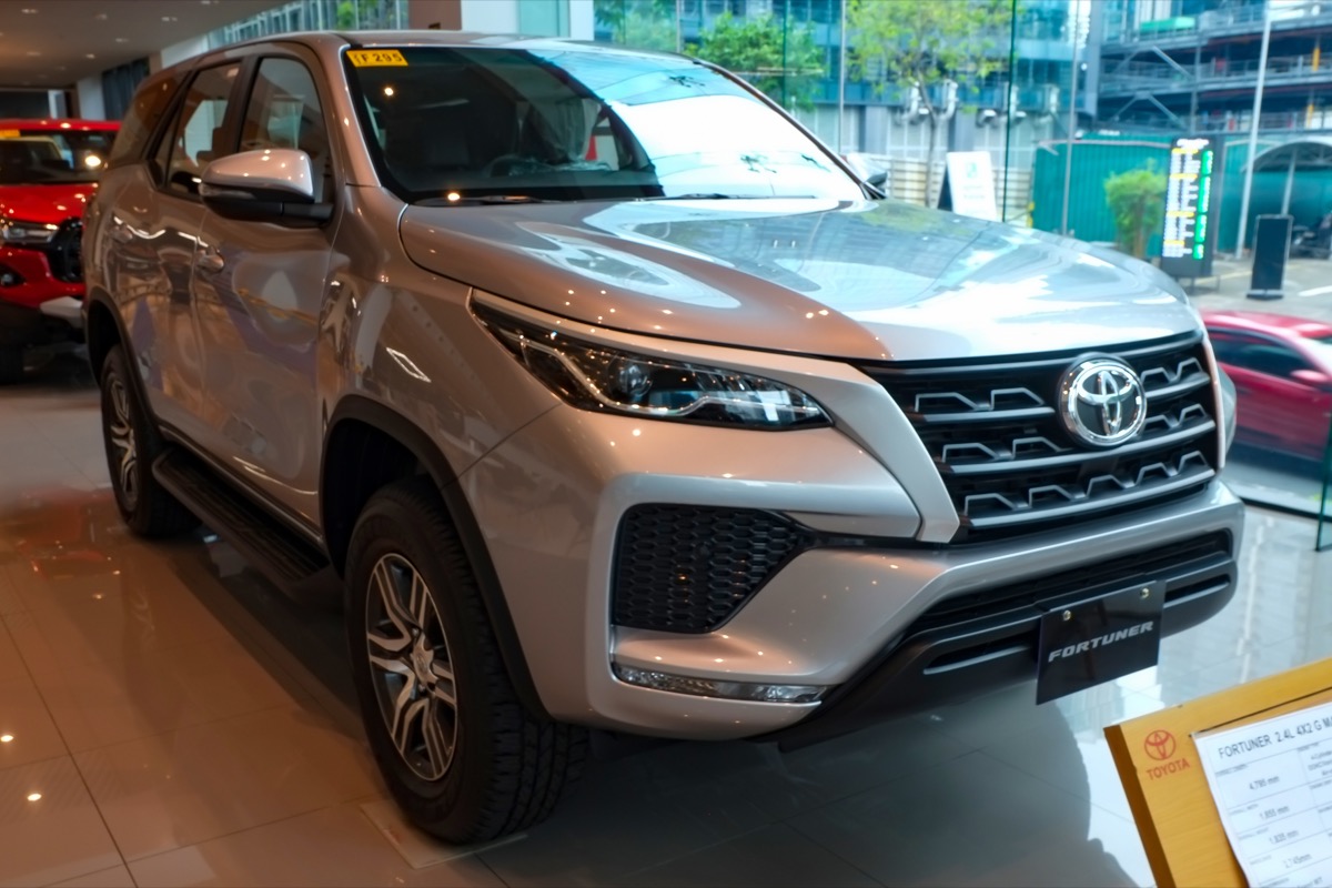 Toyota Fortuner GUN165 2.4 G 4x2 MT Silver Metallic - front